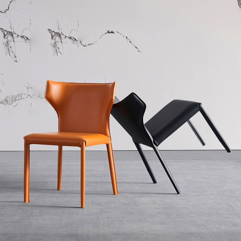 Silla lateral moderna con respaldo de orejas, silla de cuero con acabado mate para comedor