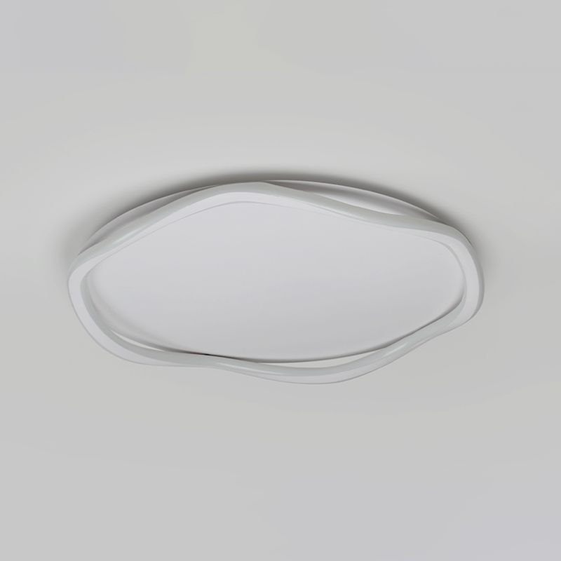 Los LED lineales acrílicos están instalados en dispositivos de fijación de techo de hierro lacado de estilo moderno en espacios interiores.