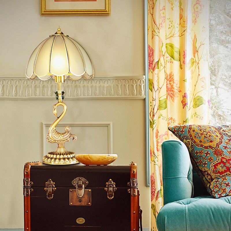 Iluminación de la mesa de la sala de estar festoneada estilo colonial de vidrio blanco 1 Bulbo de oro del escritorio de oro con diseño de cisne de metal