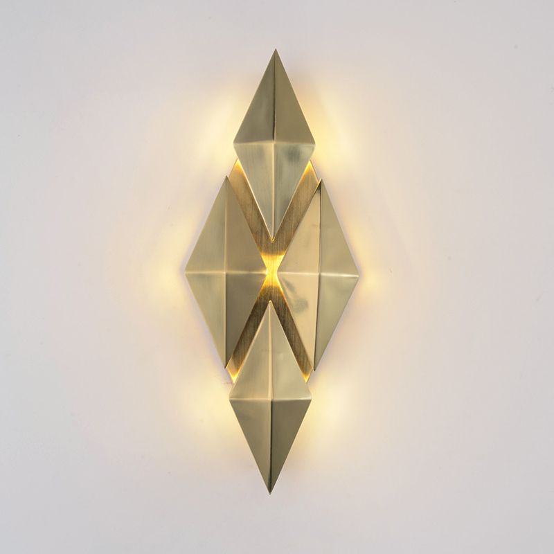 Luz de pared rómbica dorada en la moderna lámpara de pared de metal de electroplacas de estilo creativo para el dormitorio