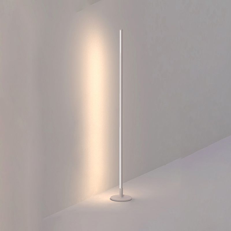 Iluminación de piso de forma lineal de metal Iluminación moderna de lámpara de montaje en piso de 1 luz