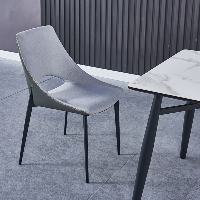 Silla lateral de cuero contemporánea para restaurante, silla de comedor con respaldo abierto y patas negras