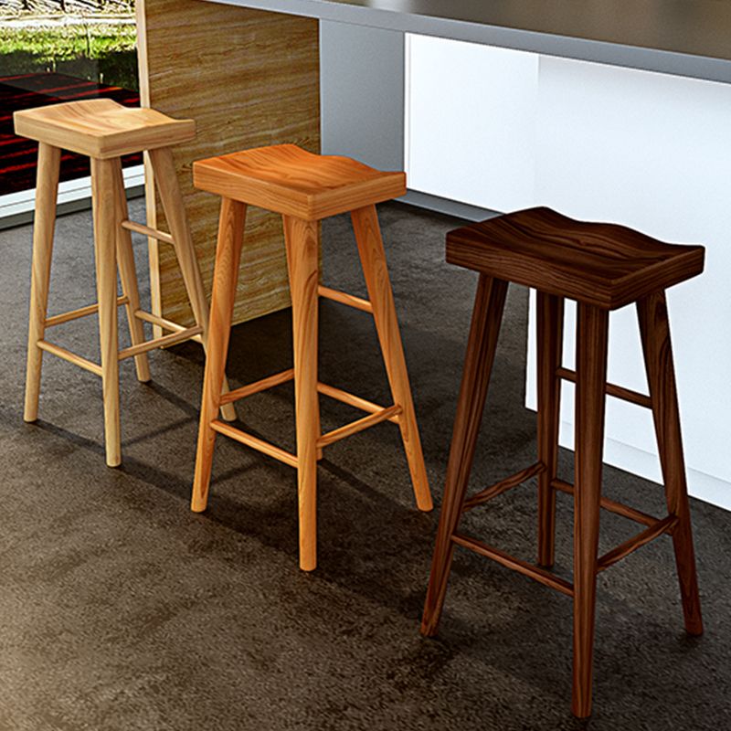 Taburete de bar contemporáneo, asiento contorneado sin respaldo, taburete de bar de madera con reposapiés