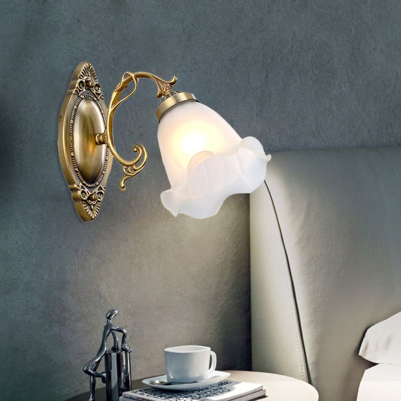 1 leichte Opal -Glas -Wandbeleuchtung Idee Traditionelle Messing/Bronze -Finishblume Innenwandhalterung Lampe