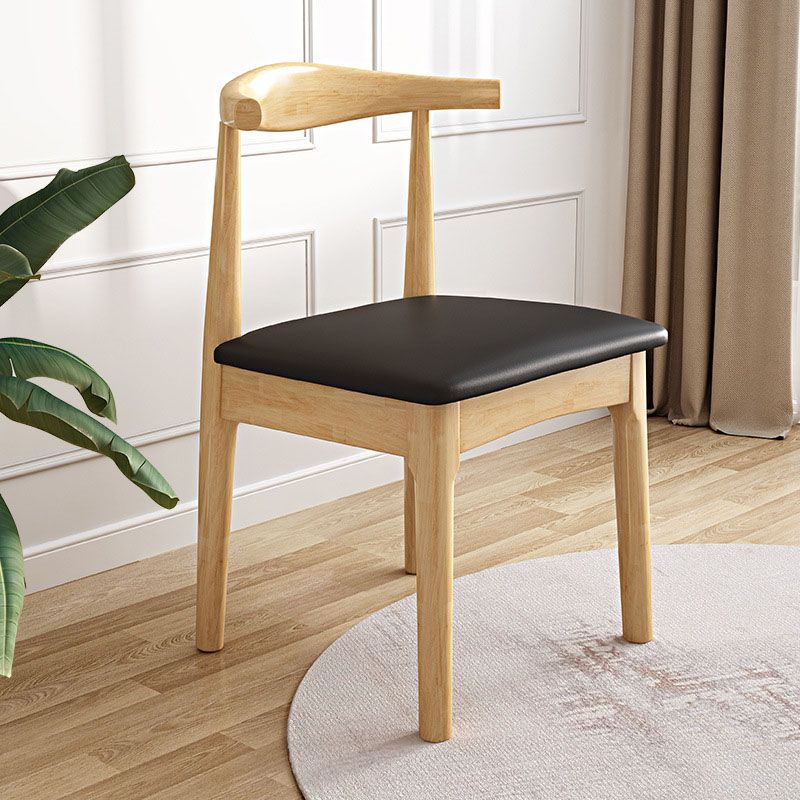 Sedia da sala da pranzo naturale appettata scandinava.