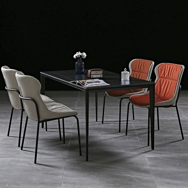 El comedor moderno del metal preside sillas sin brazos tapizadas del cuero lateral de la PU