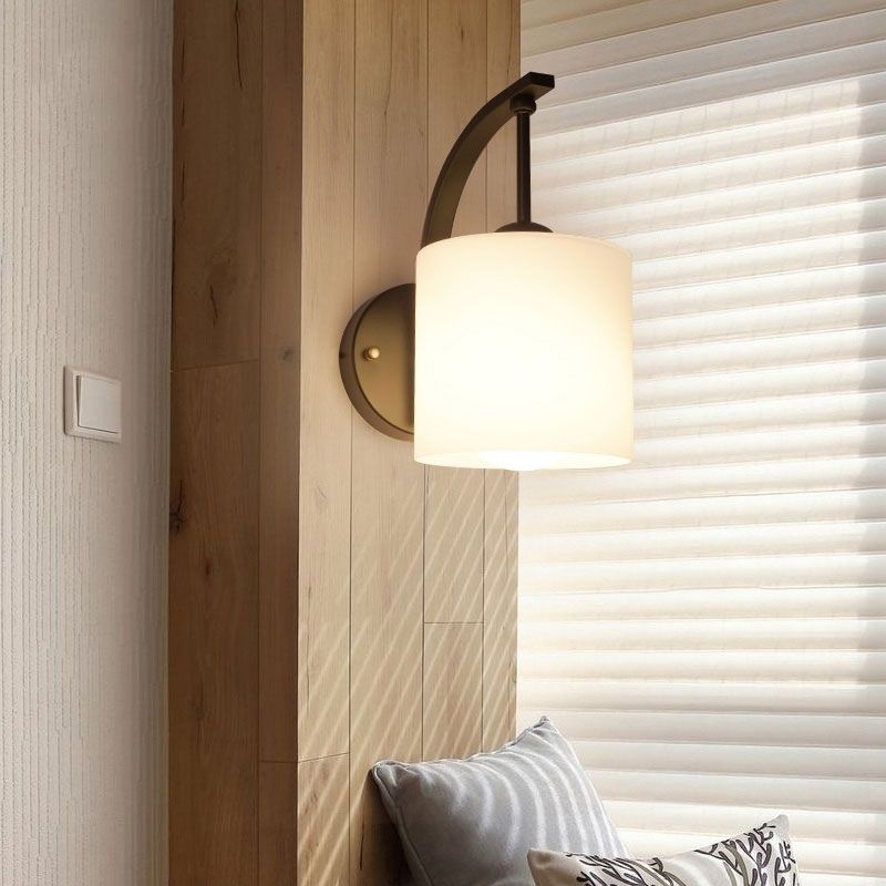 Iluminación de pared cilíndrica de vidrio blanco Vintage 1 luz de pared de luz Luz en negro con brazo curvo