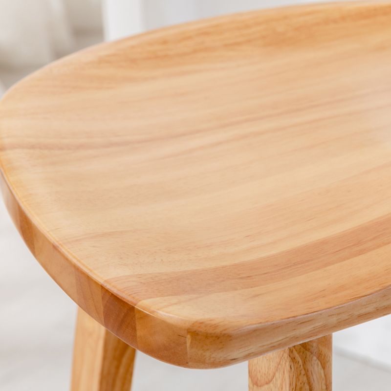 Moderner Barhocker aus Massivholz mit Sattelsitz, rückenfreier Innenhocker mit Holzbeinen