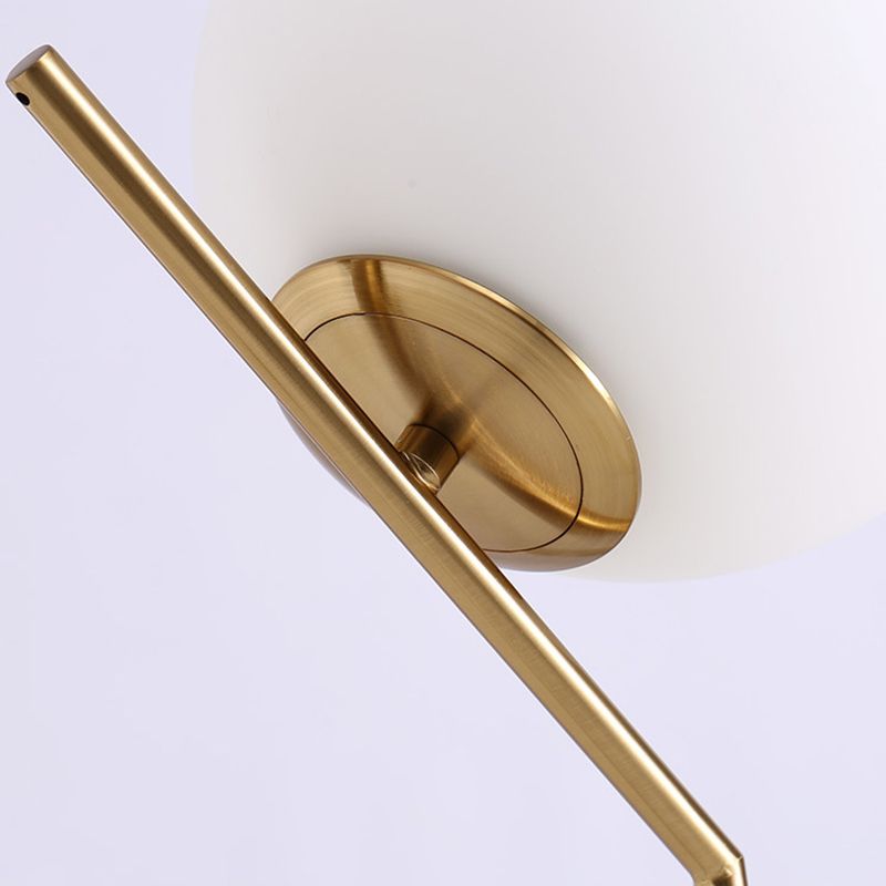 Lampada da tavolo globo dorato in stile moderno e conciso Lampada da tavolo in ferro placcato per spazi interni