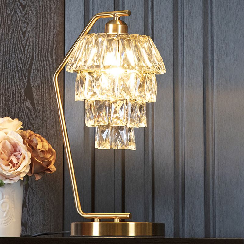 Lampe de nuit en cristal à plusieurs niveaux contemporain 1 clair de nuit en laiton clair avec un bras incliné