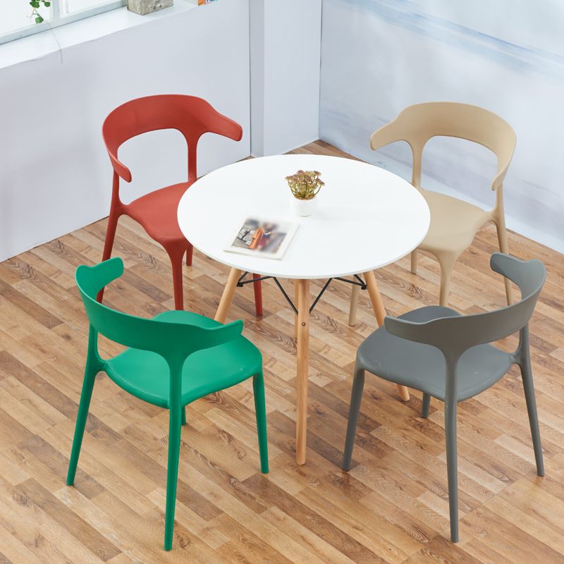 Los sillones de cena escandinavos plásticos abren los sillones de cena interiores de la parte posterior