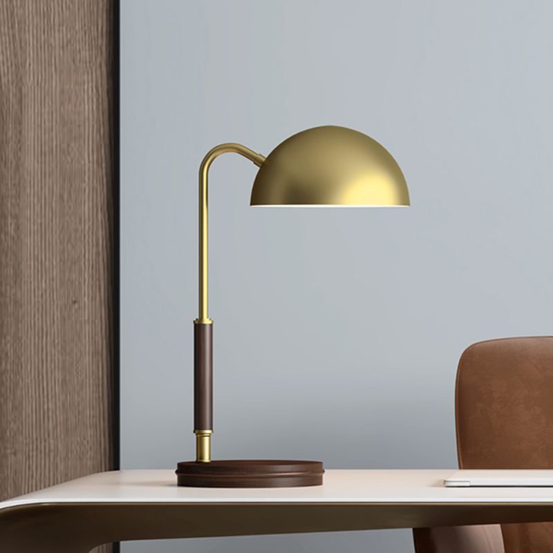 Luz de mesa de tono de cúpula de metal simple 1 cabeza 1 cabeza lámpara de noche marrón con brazo curvilíneo para sala de estar