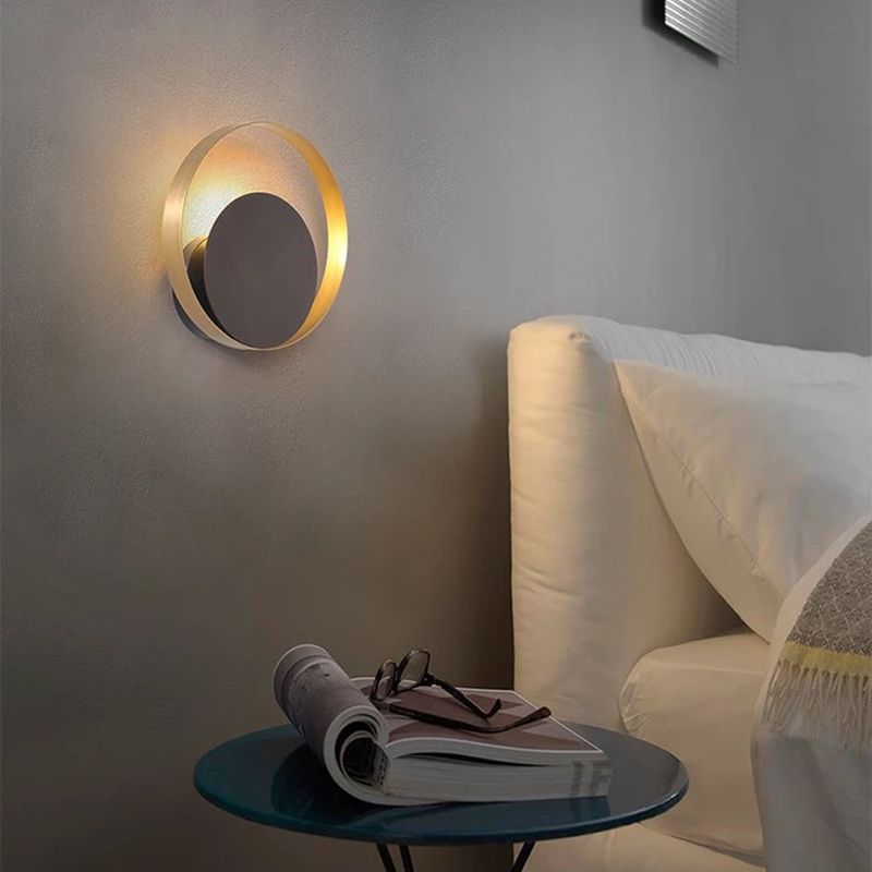 Luce di applique a parete rotonda post-moderna Luce a parete in metallo contratto per camera da letto