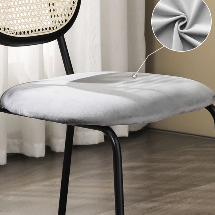 Silla lateral tapizada sin brazos de comedor con parte trasera abierta con patas de metal