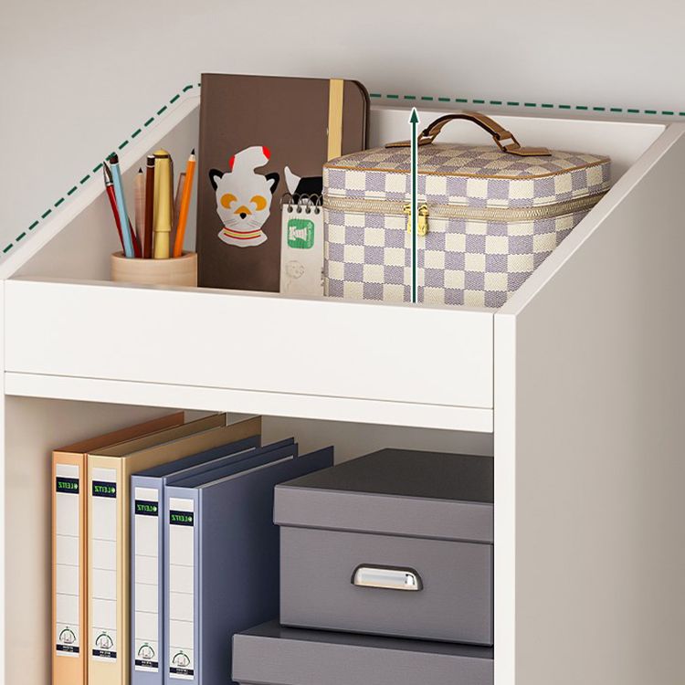 Libreria in stile scandinavo aperto per la sala di studio degli uffici per la casa