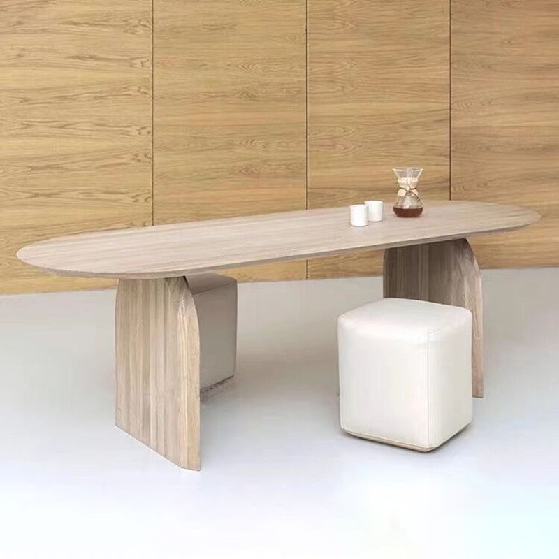 Mesa de comedor de tono marrón de madera maciza oval