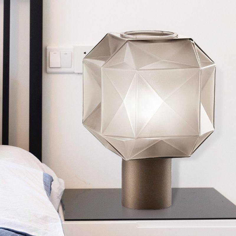 Luz de mesa geométrica de vidrio bronceado 1 cabezal lámpara de noche con base de metal de tubo