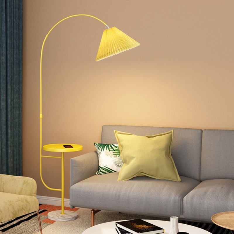 Lámpara de lectura de piso de metal moderna Luz de piso de 1 luz con escritorio para dormitorio