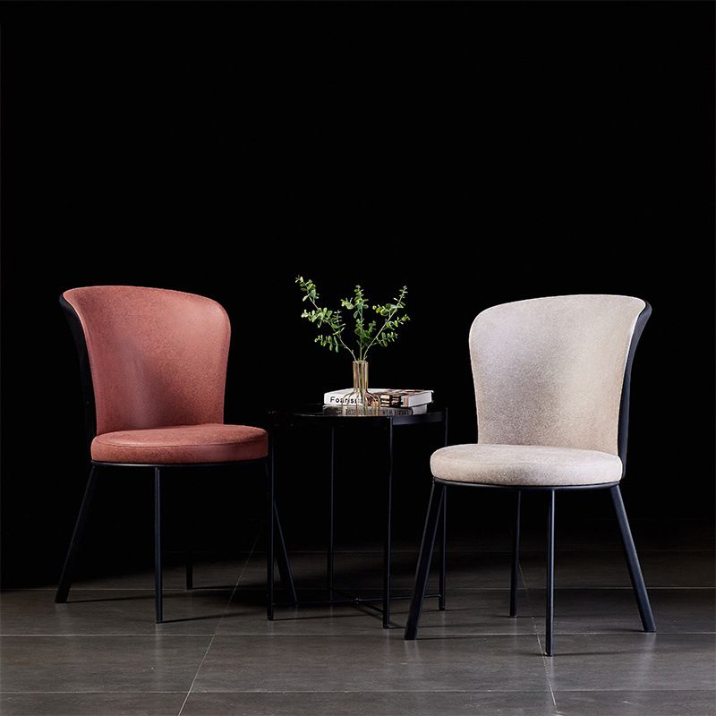 Chaises sans bras à dossier solide rembourrées par chaise latérale de salle à manger en cuir moderne