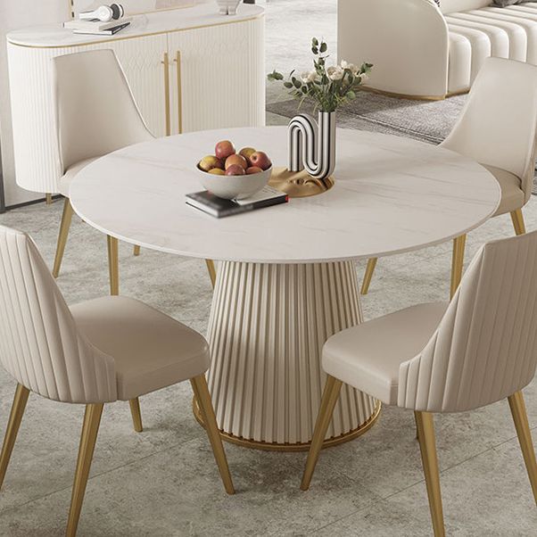 Stenen tafel in eigentijdse stijl, rond voetstuk, informele eettafel voor thuis