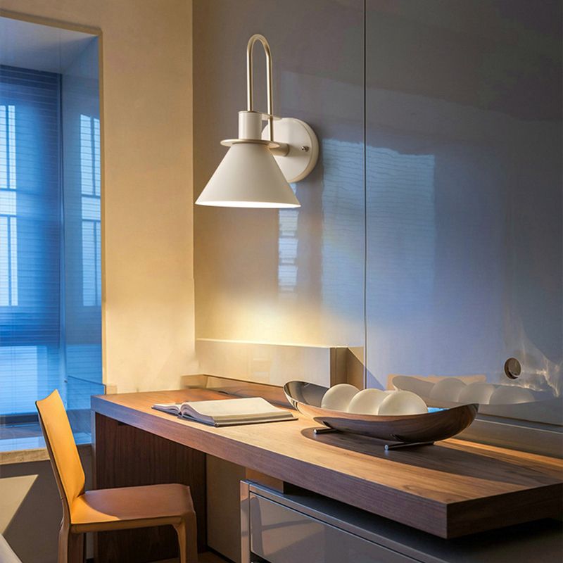 Lámpara de pared de macaron de hierro lacado en moderna luz de pared simple de estilo nórdico para dormitorio