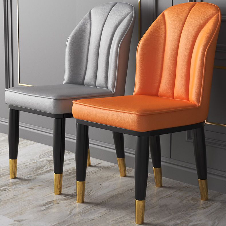 La salle à manger contemporaine en métal préside les chaises latérales à oreilles de finition métallique