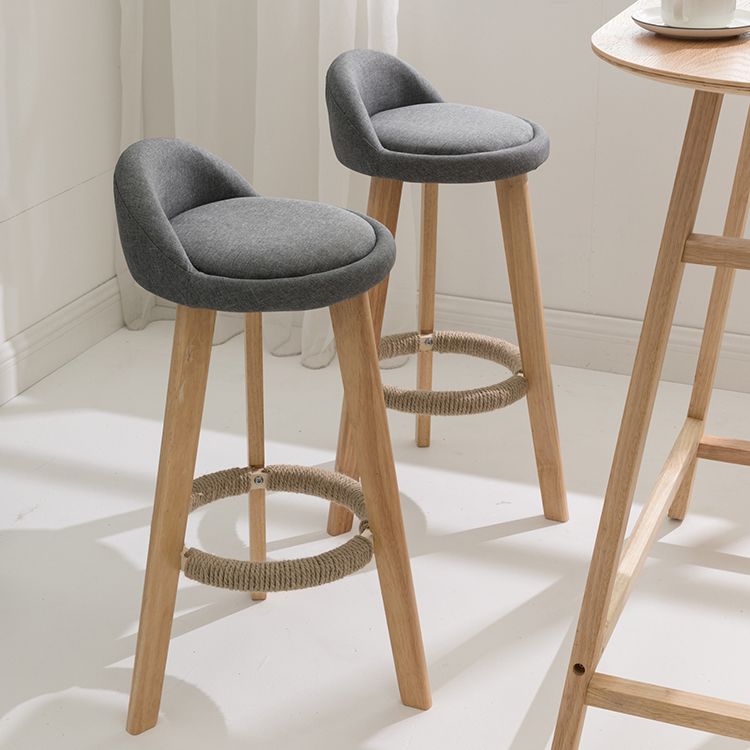 Taburete de bar con reposapiés de tela moderno, taburete redondo con respaldo bajo para interior con patas de madera