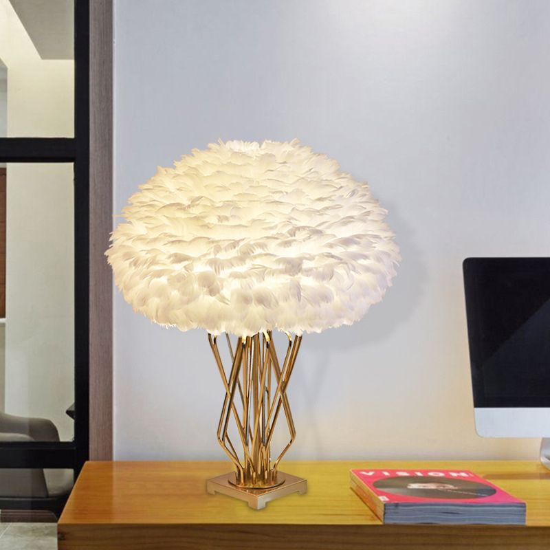 Lampe de table en plumes à demi-gobe.