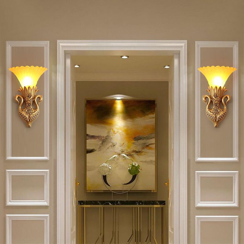 Rustikale Style Glockenwand montiertes Licht 1 hellgelbes Glas und Harzwandlampe mit goldener/weißer Schwan -Rückenplatte