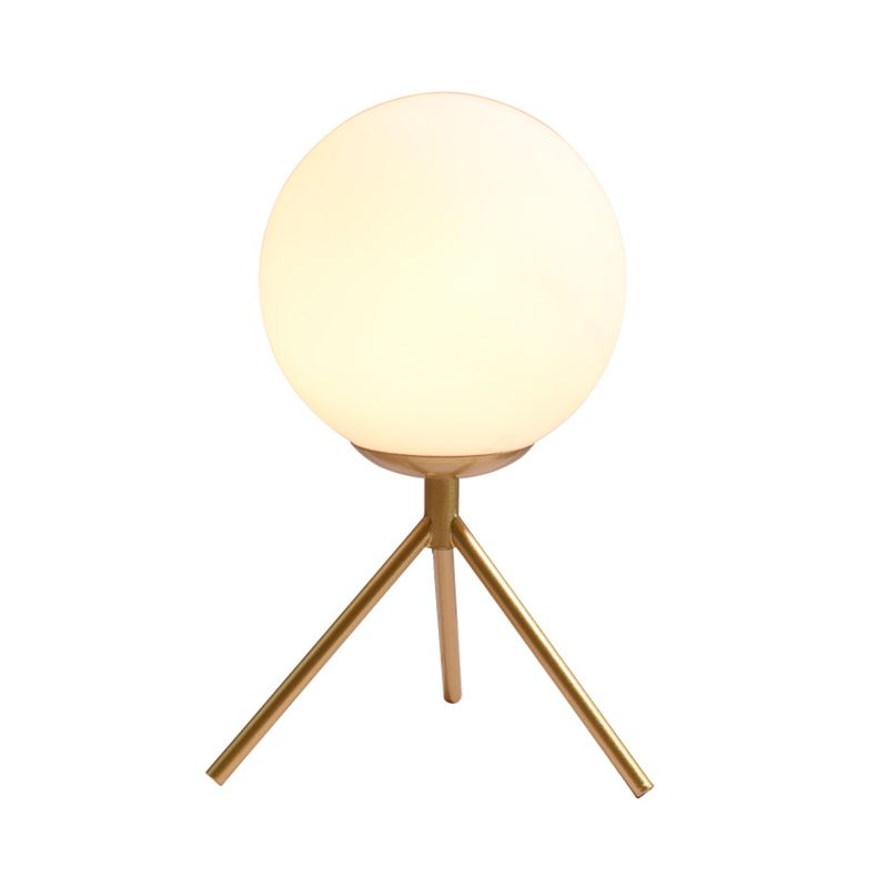 Distanza di sfera di vetro opale Lumo moderno 1 lampada da tavolo notturno in oro/nero con treppiede in metallo