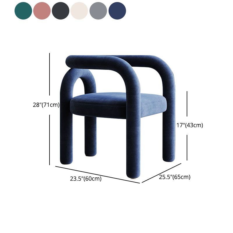Silla de comedor curvada de terciopelo con respaldo abierto y acabado mate, estilo diseñador