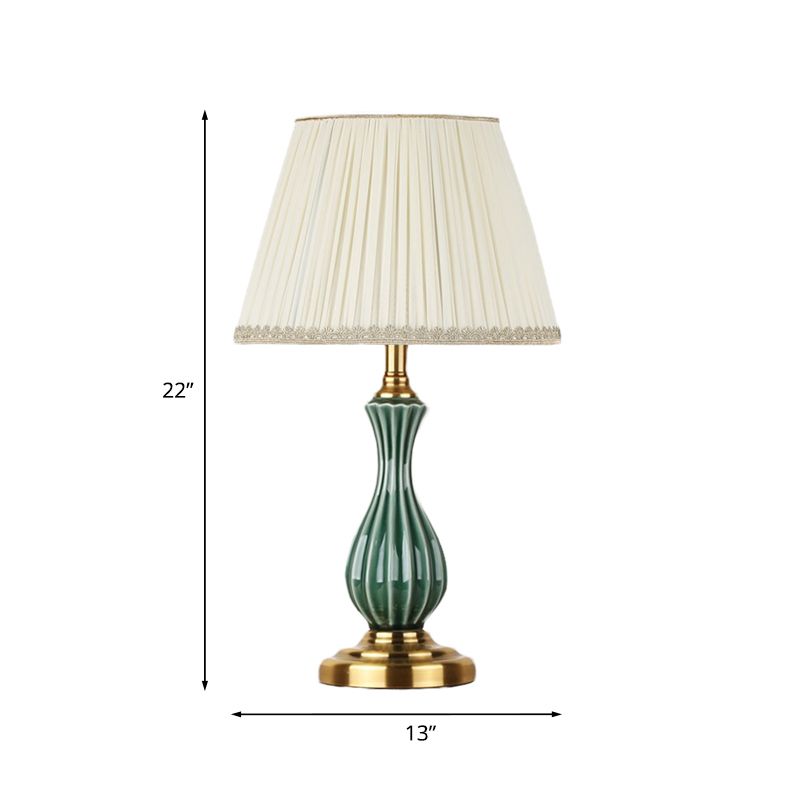 1 Glühbirnen-Stofftischlampe Traditionelle weiße, überbesserte/konische Schlafzimmer-Nachttischbeleuchtung mit Keramik-Urnen-Förster-Basis