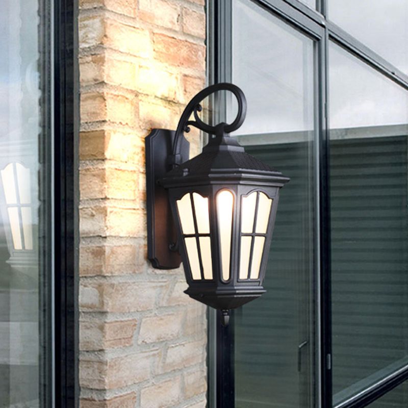 1 lughiplo a muro appeso Light Lodge Style Lantern White Glass Plipce in nero testurizzato con braccio in pilo