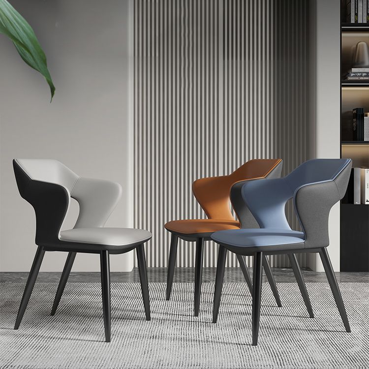 Silla de comedor contemporánea con respaldo abierto curvado de cuero con acabado mate
