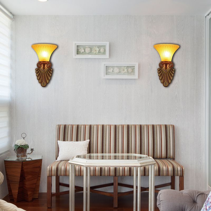 Flared Shade Nacht Nachtwand Modern Modernes Bernsteinglas 16 "/20,5" W 1 Glühbirnenbronze Finish Wandleuchte mit Pfauenschwanzdesign