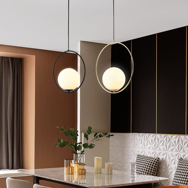 Mitte des Jahrhunderts Design Globe Hanging Lampe Weißglas Schatten Anhänger Licht mit Metallring