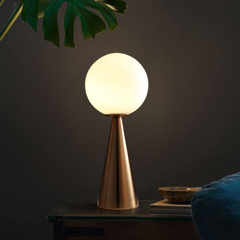 Lampe de table en verre globe doré dans un style de luxe moderne, lampe de bureau en fer forgé pour les espaces intérieurs