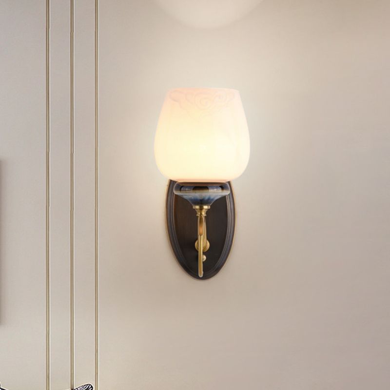Lampada con applique in ottone di vetro lattigino affusolato 1 luce tradizionale montata a parete per soggiorno