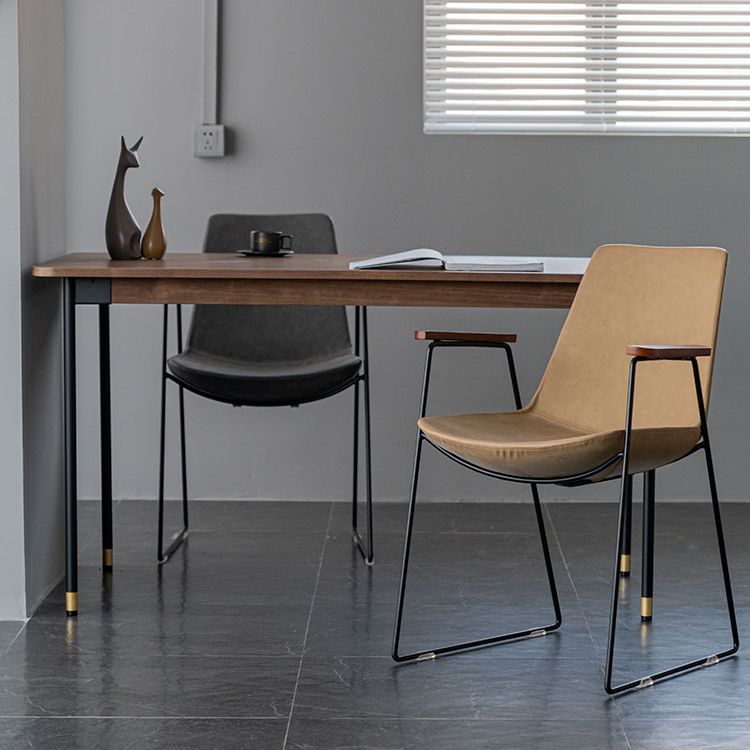Silla auxiliar de comedor con respaldo sólido de diseño escandinavo Silla auxiliar de comedor de cuero