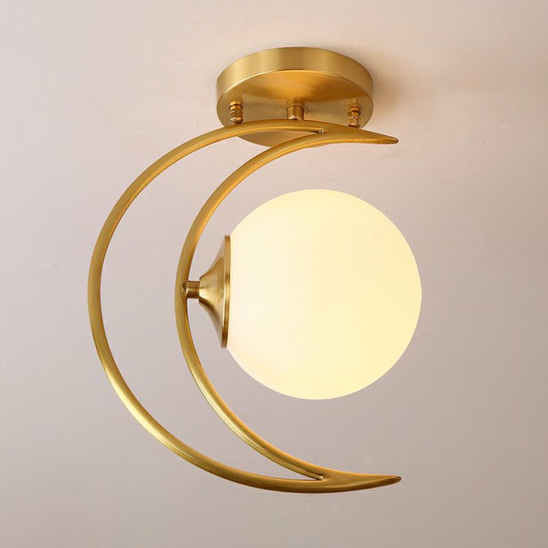 Gold Finish Crescent Flush Light Nordic 1 Kopf weißer Ball Glass Halbflush Deckenleuchte