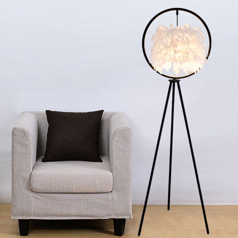 Schwarz/goldener Ringstativbodenbodenlicht postmoderne 1 Glühmetallstockstehlampe mit Federschatten