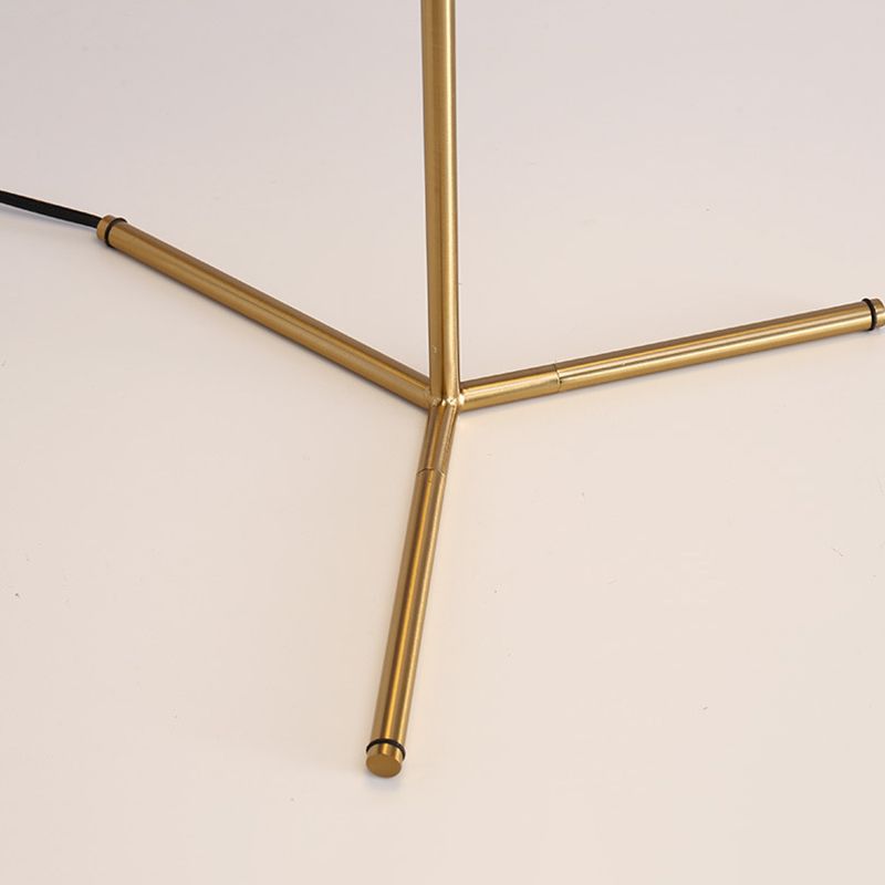 Lampada da tavolo globo dorato in stile moderno e conciso Lampada da tavolo in ferro placcato per spazi interni