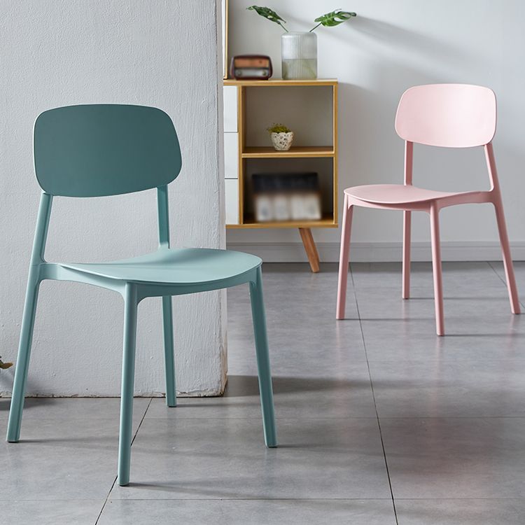 Chaise de salle à manger contemporaine en plastique, finition mate, chaise latérale de salle à manger à dossier ouvert
