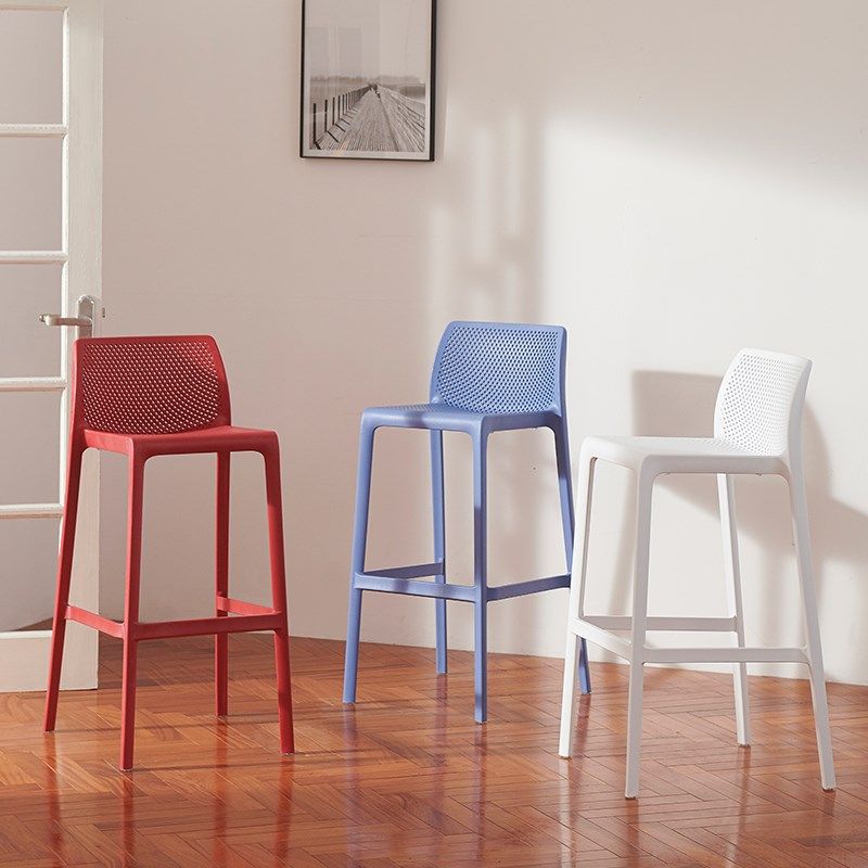 Taburetes de bar interiores apilables de plástico escandinavo con respaldo bajo