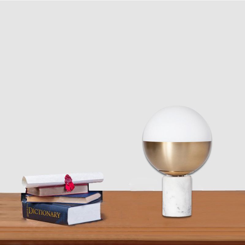 Lampada da tavolo da tavolo in ottone Orbita Modernismo Stile di vetro opale a 1 luce con base di marmo