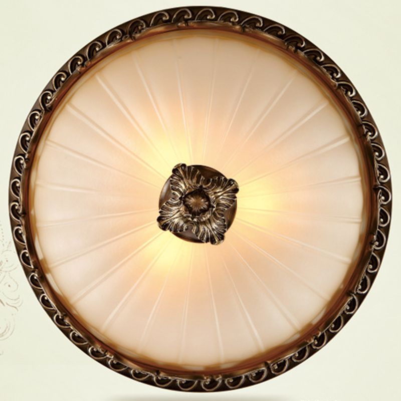 Traditionele klassieke komplafondlamp smeedijzeren binneninbouw met witte glazen kap