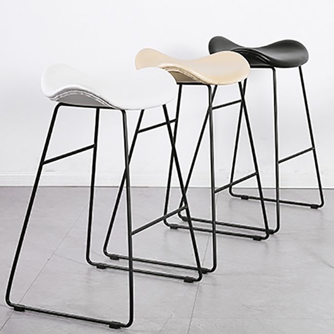 Barhocker aus Metall im Industriestil, Schalensitz, Schlittenbeine, Thekenhocker für die Küchenbar