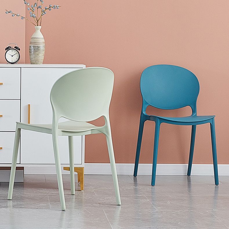 Silla lateral de plástico contemporánea, silla lateral de comedor apilable sin brazos con respaldo abierto