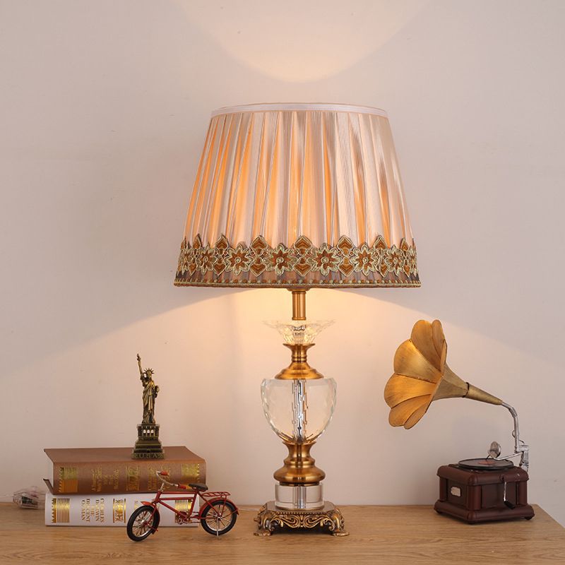Lampada da scrivania moderna con paralume in tessuto Lampada da tavolo moderna in oro a 1 lampadina con base metallica scolpita