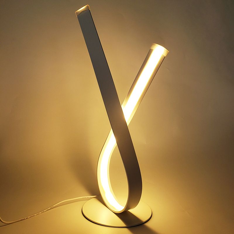 Lampada da tavolo lineare Lampade da comodino moderne Lampada da tavolo in metallo a 1 luce in bianco